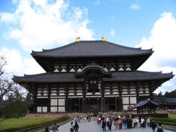 בהם ניתן למצוא רבים מהפריטים המרכיבים ארוחה יפנית. נבקר במקדש קיומיזודרה,(Kiyomizudera) זהו אחד המקדשים המפורסמים והמרהיבים ביפן ופירושו: "מקדש המים הטהורים".