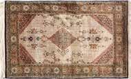 שטיח משי קום פרסי, בדגם מעוין במרכז, עוגנים ופרחים, על