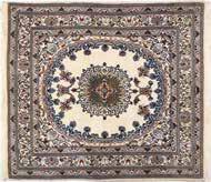 שטיח אקסטפה קווקזי עתיק, דוגמא חוזרת ועיטורים בשוליים, על