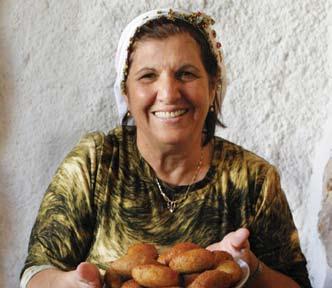 אצל אמא האווירה משפחתית ונינוחה ומוצע מבחר גדול של מאכלים כשרים בסגנון מזרחי ירושלמי עם נגיעות כורדיות. אוכל פשוט המורכב מחומרי גלם טריים.