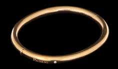 אורך השרשרת כ: 39 ס מ. צמיד זהב מורכב מ- 2 שורות, במרכזן אלמנט זהב ריבועי משובץ יהלומים.
