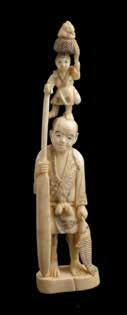 פסלון שנהב יפני, 1940 בקירוב. )תיקונים(. חתום. גובה: 18 ס מ.