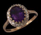 טבעת זהב 18K, בדגם פרח, משובצת יהלום במרכז ויהלומים קטנים מסביב. 795.