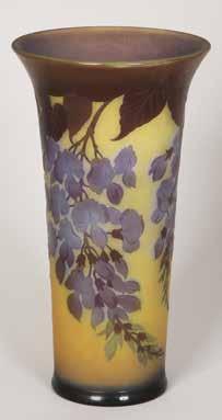 עיטורי גילוף וצריבה בדגם פרחים בגווני ורוד וסגול על רקע זכוכית בגוון לבן. חתום Muller. Freres Luneville גובה: 61 ס מ.