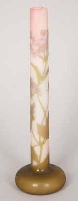 מצופה זכוכית בגווני סגול וירוק בדגם עלים ופרחים על רקע זכוכית בגווני ורוד משתנים. חתום Galle בקמיאו. גובה: 37 ס מ.