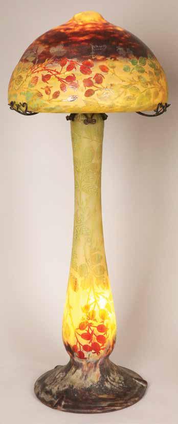 73 1092..Daum כלי זכוכית מיוחד עם מכסה, צרפת, 1895 בקירוב. דגם פחוס עם 3 רגליות.