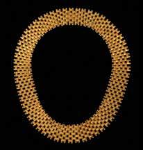 טבעת ארט-דקו זהב 18K, מאסיבית, חישוק מתרחב בצדדים, במרכזו עיטורים גיאומטריים משובצים