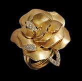 טבעת מאסיבית זהב 18K, בדגם פרח גדול משובץ בחלקו יהלומים. משקל הטבעת כ- 35 גרם.