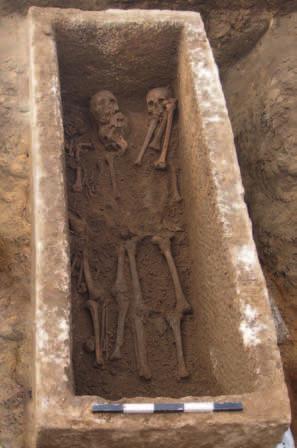 קתדרה 38 אריולה יקואל הקברות במתחם גנור. 75 באתרים רבים בארץ ישראל הייתה קבורה בסרקופגים, 76 ומיעוט הסרקופגים ביפו מלמד על שימוש מצומצם בהם.