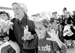 40 תמונת הילד יוצרת את הקשר, שנדון רבות בעבר, בין השואה להקמת המדינה כשמולו מוצבת הסוגיה הפלשתינית.
