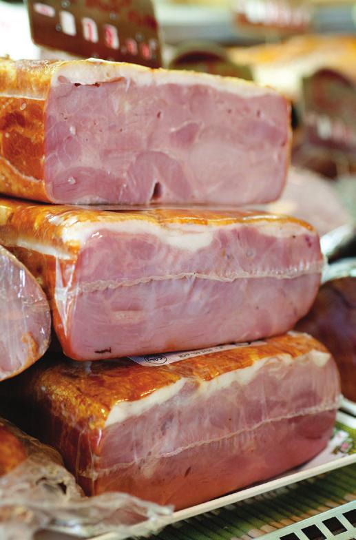 הבשר כשר ומיובא מדרום אמריקה ובשוק מוצע מגוון רחב של נקניקים ומוצרים נלווים נוספים