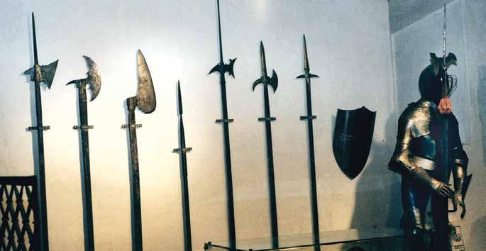 לשון מלחמה נשקי מוט בעולם העתיק נשקי מוט. מימין לשמאל: ספטום, מוט-גרזן / האלברד, האלברד, חנית, קופיץ, מוט-גרזן, האלברד.