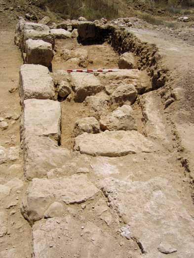 4* יישוב מהתקופות הרומית והביזנטית בח ירבת אל - בורג איור. שרידי רצפה בחדר, מבט לדרום. שלושה חדרים. מחדר נחשפו שני קירות היוצרים פינה )W: כ - 7. מ אורך, 0.