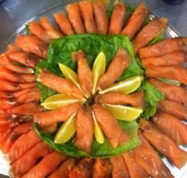 רוטב יוגורט o שמיר Smoked salmon platter Individually rolled smoked salmon artfully decorated with