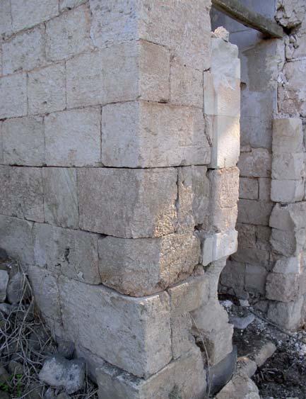 בקרבת בית המכס התחתון וממערב לו היו מבנים נוספים, חלקם ככל הנראה בני קומתיים, ואף הם נבנו מאבני בנייה מסוג זה.