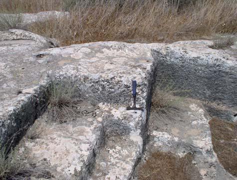 עדויות בשטח לחציבת אבני גזית מסלעי הנארי של תצורת גדות, ככל הנראה מהתקופה הרומית הביזנטית, מצויות בנ"צ 253600/768390 (איור 8).