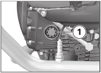 אם המפלס נמצא מתחת MIN (מינ'): מילוי שמן מנוע ) לסימון.(79 מילוי שמן מנוע הצב ישר את האופנוע על משטח ויציב.