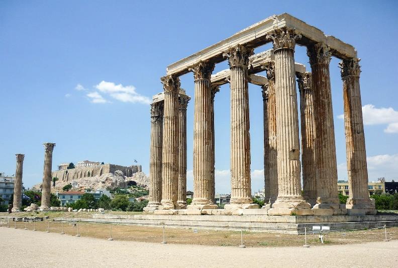 בסביבת המקדש של זאוס האולימפי, נמצאים מספר מבנים ומונומנטים היסטוריים, כמו קשת אדריאנוס בת 8 המטרים, שגם היא הוקמה לכבוד