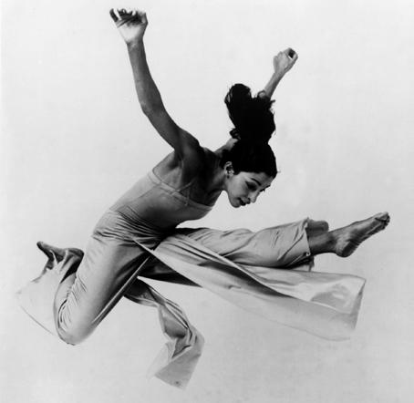 מחשבות על עבודתי עם אנה סוקולוב )בהדרכתה רקדתי בין השנים 1960 1968( אנה עזרה לי לעצב את חיי כאמנית מחול, מאז שסיימתי את שרותי הצבאי והצטרפתי לתיאטרון הלירי, שהקימה בשנת 1962, עם כמה מטובי הרקדנים