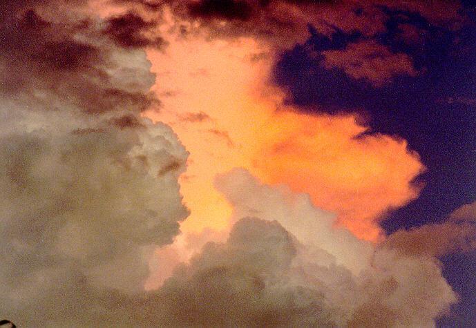 עננים נמוכים מפותחים - קומולונימבוס קומולונימבוס (Cb( ענן הרעמים הענן הערמתי המפותח בטבע.