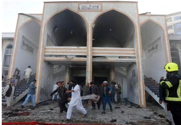 משמאל : זירת הפיגוע במסגד בגרדיז ) תסנים, 3 באוגוסט 2018).