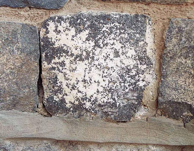 קליפה (0/48) שכבה דקה של חומרים זרים המצפה את פני השטח של האבן.