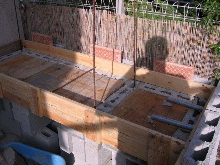 משטח הבטון הראשון חופשת פסח 2012... בניתי על התקדמות מהותית בבנייה. בניתי מעין "אמבטיה" מעץ מסביב לבלוקים, במקום בו צריך להיות המשטח.