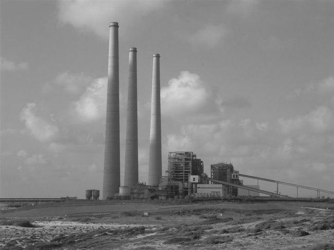 משאבי טבע המשמשים לבעירה פחם טבעי לפני כ- 200 שנה החל האדם להשתמש בפחם טבעי כמקור אנרגיה. הפחם שימש לחימום, בישול, והנעת כלי תחבורה כמו רכבות ואוניות קיטור.