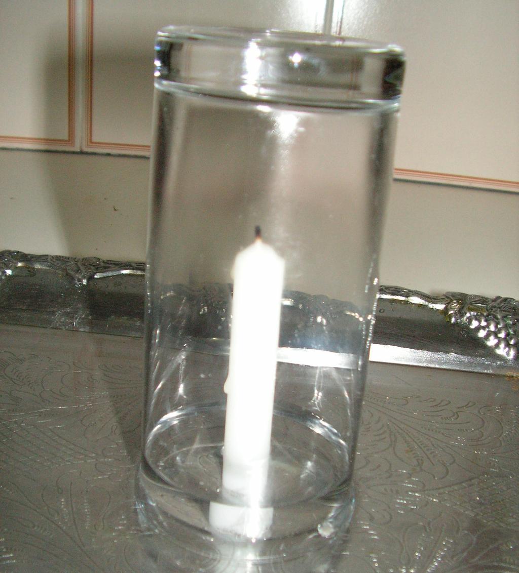 ניסוי מספר 3: הדביקו נר לתחתית המגש. מלאו את המגש במים. הדליקו את הנר. הפכו כוס מעליו. מה קרה לנר? בכוס יש אויר.