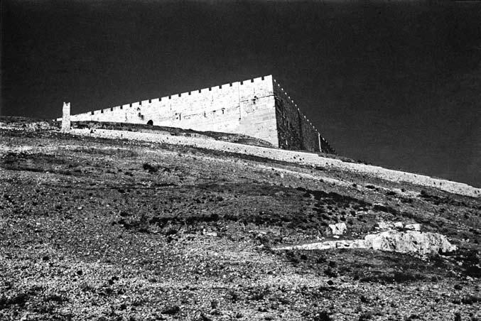 108 רונה סלע תמונה 5: חנה דגני, חומת העיר העתיקה, פינה דרומית מזרחית, 1938, באדיבות חנה דגני.