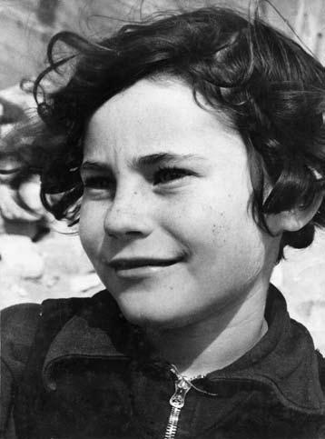 122 רונה סלע תמונה 13: הלן )לנה( אורגל )מקובסקי(, דיוקן, 1943-1942 בקירוב, באדיבות משפחת הצלמת.