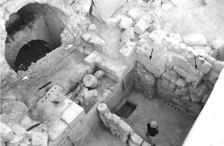 268 חידושים בארכיאולוגיה של ירושלים וסביבותיה 10 פריצות בקיר המזרחי של חדר הכניסה למבצר. קורות עץ שרופות משולבות בקיר שקרס.
