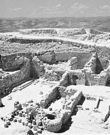 276 חידושים בארכיאולוגיה של ירושלים וסביבותיה מספר ניסיונות פריצה של מנהרות קצרות נוספות מטיפוס זה נמצאו בחלק העליון ששרד מן המגדל העגול המזרחי, אך אף אחת מהן לא הושלמה.