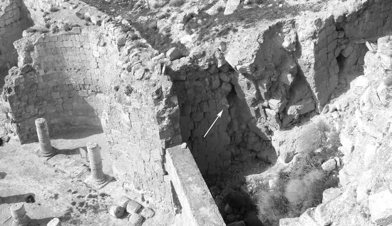 15 ניסיון פריצה נוסף ניתן לראות בתוך המרתף הדרומי מזרחי שנבנה בימי הורדוס בתוך חלקו העליון האטום של המגדל.