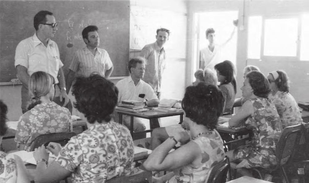 50 שנות הכשרת מורים בנגב 117 נציגי משרד החינוך והתרבות בביקורם בסמינר, 1973 )באדיבות ד ר הלווינג(.