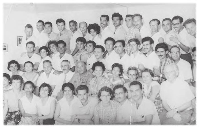 52 ציפי שחורי-רובין תלמידי המדרשה ומוריהם, 1958 )ארכיון קיי(.