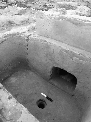 192 חידושים בארכיאולוגיה של ירושלים וסביבותיה 14 אגן הרחצה ב"מבנה האמבטיה" )צילום: ט' רוגובסקי( 15 אגן הרחצה ומתקן החימום שממזרחו )צילום: ר' פורת( יותר, נמצאו שרידים מקצהו המערבי של מבנה אורך גדול