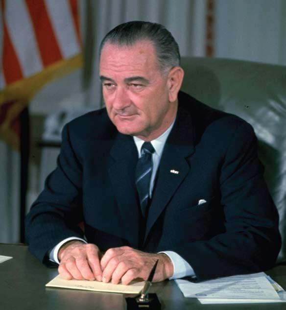 הנשיא לינדון ב' ג'ונסון, ב- 17 בנובמבר 1967. ב- 22 בנובמבר קיבלה מועצת הביטחון של האו"ם פה אחד את החלטה 242, הדורשת מישראל לסגת "משטחים" לעבר "גבולות בטוחים ומוכרים.