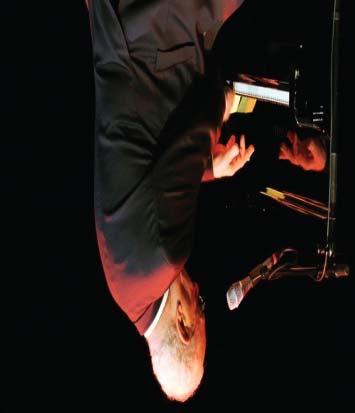 מוריס אל מדיוני במופע טריו 16/2/2012 אחד האמנים החשובים בתחום מוזיקת העולם! מוריס אל מדיוני החל את הקריירה המוזיקלית שלו בעיר אוראן (אלג'יריה) בשנות ה- 50 כשמצא בשוק פשפשים פסנתר חלוד.