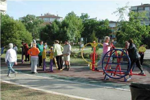 14 עידוד פעילות גופנית וחיים פעילים בסביבה עירונית Healthy Cities Project Office of Kadikצy ב- Kadiköy, טורקיה, ציוד התעמלות ומסלולי הליכה שהוקמו בפארקים המקומיים מספקים לאנשים שאין להם הזדמנות או