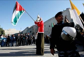 6 אנשי כוחות הביטחון הפלסטינים מאבטחים את אירועי חג המולד בבית לחם (רויטרס, 24 בדצמבר 2007, צלם: עמאר עואד) לעומת זאת, מחוז חברון, שבו יש למסורת ולדת השפעה רבה, נותר מוקד הכוח המרכזי של תנועת חמאס