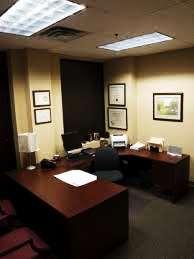 תאורה לקויה בסביבה משרדית העובדים מתלוננים על חושך, עייפות וכאבי ראש במדידה על שולחנות העבודה: הארה של 1400 lx