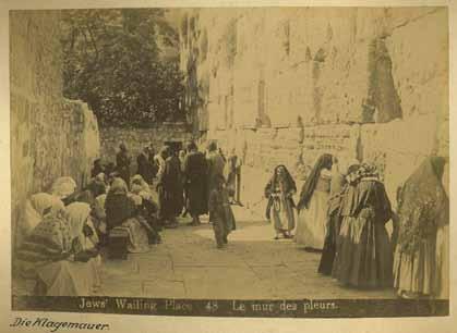 On front cover a Franciscan cross is embossed and on the back cover "Jerusalem" is printed. On the spine: "Album de Photographies".