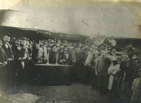 The photo album presented here contains twenty eight photos, all annotated by hand, in Yiddish: 1-19. Nineteen photos (5.5X8cm) of the first half of the 1920s (four photos appear twice).