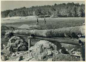 Defense to the Mekorot Company to break the plot and bring water to the city ". The copy belonged to the first Mayor of Jerusalem, Daniel Oster. 18 pp, 28x40cm. The photos are 12.5x17cm.