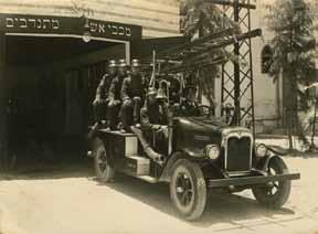 .. ולהשתתף בחלוקת הכבוד האחרון למת הגדול מתוך עמידה דום במקומם". 95x63 ס"מ. מצב טוב. קמטים, קרעים קלים. מקופלת. פתיחה: $300 Tel Aviv 134 134.