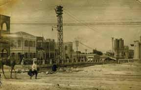 קונצרט פרידה של החזן המפורסם אביר הטנורים ז. קו רטין על בימת בית העם בתל-אביב, 1926. צלם: בנארי. 4. מצעד של חברי ההסתדרות, תל-אביב, ]שנות ה- 30 [. מצב טוב. 137.