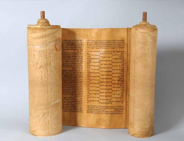 חפצי קודש Objects and Ceremonial art 1. ספר תורה על עור גוויל [מרוקו, המאה ה- 18 ] ספר תורה, על עור-גוויל צהבהב-בהיר. [מרוקו, שנות הת ק, המאה ה- 18 ].