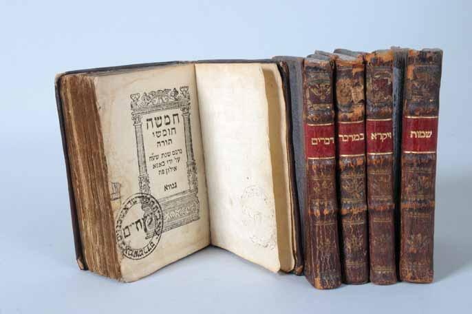 תנ ך ותהלים Bibles and Tehilim 157. חמשה חומשי תורה מיניאטוריים - גנווא, 1617 חמשה חומשי תורה, גנווא, שע ז-שע ח [1617]. דפוס כאפא אילון.