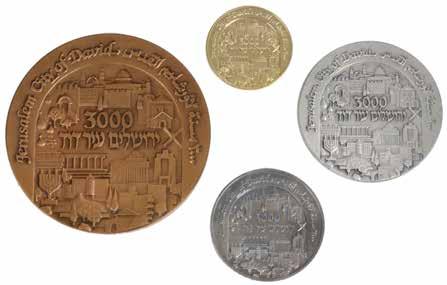 מדלית זהב ומדלית כסף ראובן רובין שתי מדליות עם דיוקן ראובן רובין. מדלית זהב ומדלית כסף. פנים: דיוקן ראובן רובין וחתימתו. גב: תבליט אחת מעבודותיו וחתימתו. מדלית זהב קוטר: 34 מ"מ. משקל: 30.5 גרם.